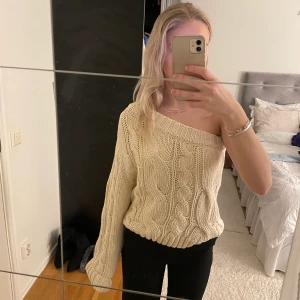 Stickad tröja💕 - One shoulder stickadtröja från Gina tricot💕säljs inte längre och är använd fåtal gånger. Färgen är krämvit men kommer inte fram så bra på kameran  