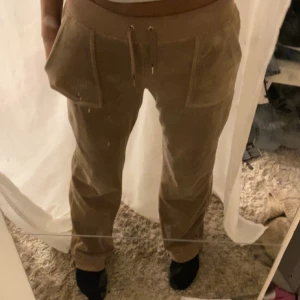 Juicy Couture byxor - Super fina juicy bra  skicka men har tappat en knapp i fram. Om det finns några fråga så skriv bara till mig 💗säljer för 250kr billigare 