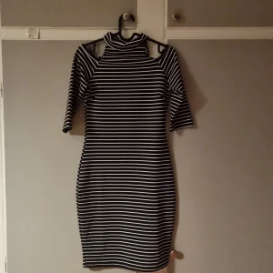 Tajt klänning - Nu säljer jag en av mina favoklänningar som desvärre inte längre passar. Den är gjord av stretchigt material och har bara axlar. Sitter otroligt fin när den passar och är perfekt för flera tillfällen.