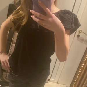 Svart blus Mango - Säljer nu min jätte fina blus från Mango då den tyvärr är för stor för mig❤️skriv vid intresse svarar direkt :P