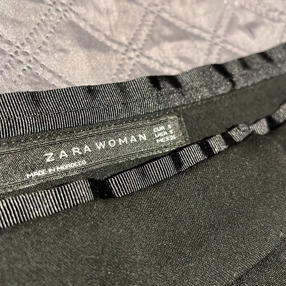 Oanvänd skitfin kjol från Zara i storlek S. Kjolar.