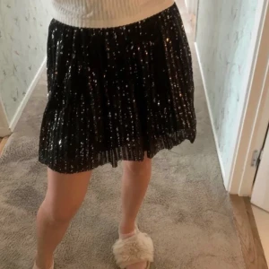 Söt kjol - En glitter fest kjol som även är så snygg som topp! Den är köpt här på plick men aldrig använd.  Lite defekter runt midjan men ingen man tänker på. 