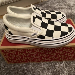 Vans - Säljer skor stl 37-37,5 Skorna är nya eftersom de bara är använda 2-3 gånger Nypriset är 1 049 kr men säljer för 200 kr.