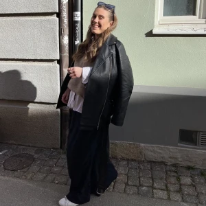 Lågmidjad långkjol! - Lågmidjad långkjol från Adoría!! Finns i både S, M, L ( frakt = 60kr)