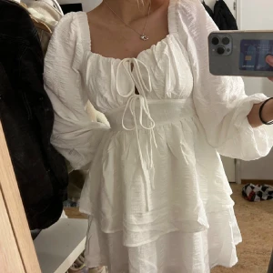 STUDENTKLÄNNING - Säljer min studentklänning! Sjukt snygg köpt från Gina Tricot hittar den ej igen så den är antagligen slutsåld! Liten chans att någon råkar ha likadan klänning alltså tihi☺️ Jag tror den kostade 699kr nypris!! Den är 100% HOPP-BRÖST-SÄKER💘