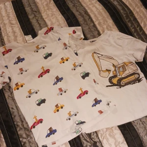 2 t-shirtar barn - 2 vita t-shirtar med olika fordonsmotiv i storlek 86-92, använt skick
