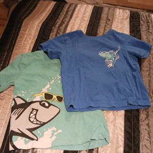 T-shirt barn - 2 blå t-shirt med fiskmotiv, storlek 92-98 oanvänt skick.