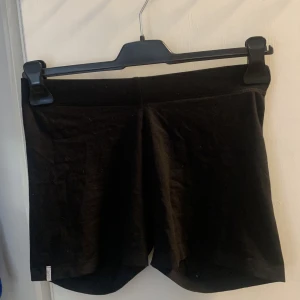 svarta shorts - funkar bra att ha under kjolar eller bara hemma, riktigt sköna 