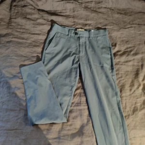 Chinos blå - Fina, inga fläckar eller hål. Knappt använda. Hör av dig om du har frågor