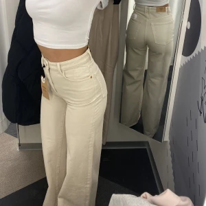 Beige jeans - Beige jeans i modellen ”Jackie” från Lindex med vida ben. Stl 34 - true to size! Lite tecken på använding nere på vänstra benet, men annars bra skick! Säljer då jag vuxit ur dem…