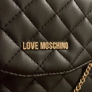 MOSCHINO väska, oanvänd - Love Moschino kuvertväska med guldkedja, innerfack och magnet knäppning. Aldrig använd så i perfekt skick. 