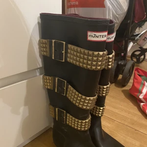 Hunter gummistövlar limited edition - Äkta, skrapmärken på logo. Limited edition stl 40. Äkta från Hunter