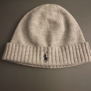 Polo Ralph lauren mössa - Polo Ralph lauren mössa knappt använd. Fint skick utan några anmärkningar. One size