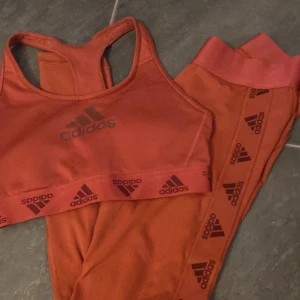 Träningsset - Vinrött Träningsset från adidas! Sport bh finns ingen lapp på men den ser ut att vara i xs! Tightsen är i strl xs! Är mycket mer vinröd än vad de ser ut att! Hör av dig om du vill ha fler bilder! Hela settet 500kr annars sport bhn för 250kr, tights 300kr