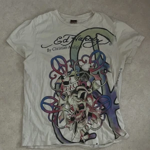 Ed Hardy T shirt - Säljer denna asfeta t shirten från Ed Hardy eftersom att den inte kommer till användning. Köpt här på plick men bra skick och inga defekter❣️