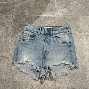 Jeans shorts  - Vanliga blå jeans shorts från zara. 