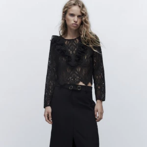 Zara blus topp - Super söt aldrig använd blus/topp från zara.  Sista bilden lånad  Buda inte om du inte vill köpa!!! Bud är bindande 