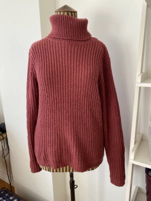 Skön gammalrosa tröja - Härlig gammalrosa tröja från Rut & Circle. Använd och nopprig som de kan bli men har mer kvar att ge. Ingen materiallapp men troligen akryl. Storlek XS men oversize.