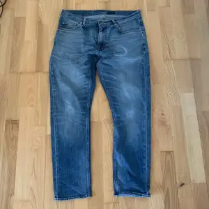 Blåa jeans från Tiger of Sweden med midjemått 45 cm rakt över! De är i bra skick skriv om du har några frågor💕🫶
