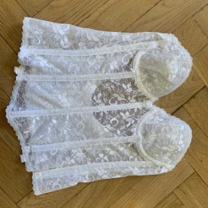 Korsett - Super snygg korsett med spets, storlek xs, korsetten är i bra skick. Köpte den för 399kr