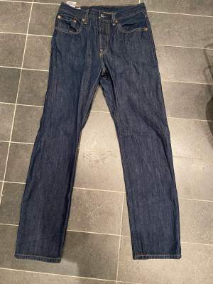 Jeans från Levi’s. Knappt använda, nästan som nya. Mörkblåa som på bild nr 3. 