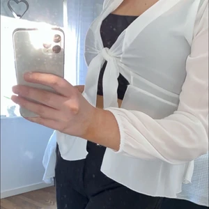 Cover up - En cover up eller tunn ”kofta” som kan användas över andra plagg. Nästintill oanvänd. Meddela mig för mer info💗