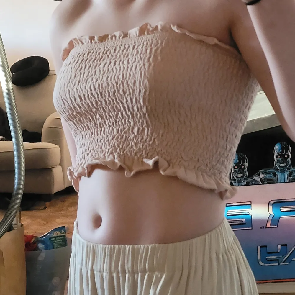 En rosa tube top i stretching material! Den är köpt på nelly och ör sparsamt andvänd⭐️🥰. Toppar.