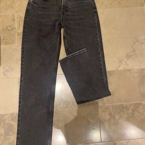 Svarta Zara jeans i 36 - Ett par mid rise jeans från zara i storlek 36! Har knappt använt och är som nya då dom var lite korta på mig dom är 175💕 skriv för fler bilder! 