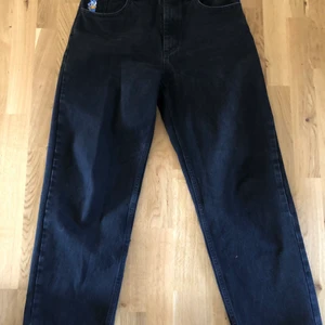 Polar skate 93 denim - ett par svarta jeans från polar skate, de är loose i passformen och har endast använts ett fåtal gånger 