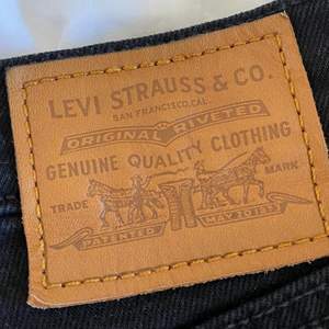 Säljer mina svarta Levis-shorts i modellen ”Ribcage Short” då de har blivit för små. Endast använda ett fåtal gånger så de är felfria☺️ Perfekta nu till sommaren!🌼 (priset kan diskuteras)