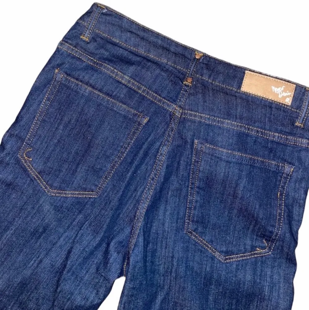 jättefina utsvängda mörkblåa jeans, jag tror att det är hög eller mellan midja på dem, väldigt bra skick, säljes pga för små (kan inte skicka bild på hur dem sitter tyvärr) skriv privat för fler bilder eller frågor <3 . Jeans & Byxor.