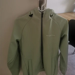 Sail racing jacka storlek s - Säljer min fina sail racing jacka. Den är i bra skick. Ny pris. 1600kr