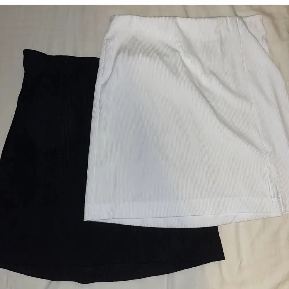 2st kjolar i storlek S. Båda är ribbade med en slits på vänstra sidan och det är samma modell. Den vita är oanvänd, den svarta är använd ett fåtal gånger. Pris för en: 100kr + frakt. Endast swish!. Kjolar.