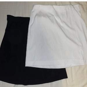 2st kjolar i storlek S. Båda är ribbade med en slits på vänstra sidan och det är samma modell. Den vita är oanvänd, den svarta är använd ett fåtal gånger. Pris för en: 100kr + frakt. Endast swish!