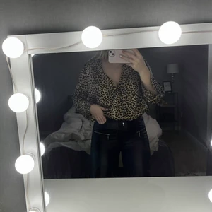 Lejopard tröja - En snygg party tröja. Använd 2-3 gånger i fint skick. Har knäppe i mitten så du kan välja om du vill ha den stängd eller öppen!!