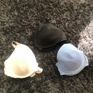 Bh:ar från Lindex  - Storlek 80B, inte använda alls nästan men den blåa har en liten fläck i kanten på sidan men den vita och svarta är inget fel på, dom är som vanliga tunna bh:ar (inget push Up) leverans pris ingår men vet inte vad priset kostar än