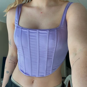 Corsettop - Säljer min fina ljuslila silkes korsettopp från missguided. Storlek 36, aldrig använd! Köparen står för frakten 🌸
