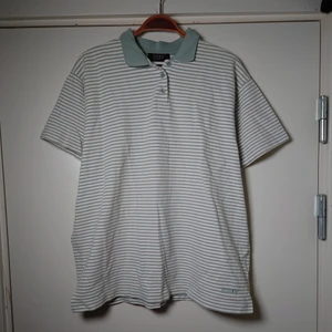 Randig piké  - Randig, lite tjockare piké/t-shirt i vitt/turkos🌱
