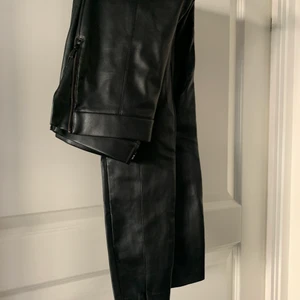 Leggings i skinn/läder imitation Zara - Fina leggings i läder/skinn imitation från Zara. Otroligt snygga!! Är absolut öppen för prisförslag, kan mötas upp i Stockholm och det är bara att skriva för fler bilder!!