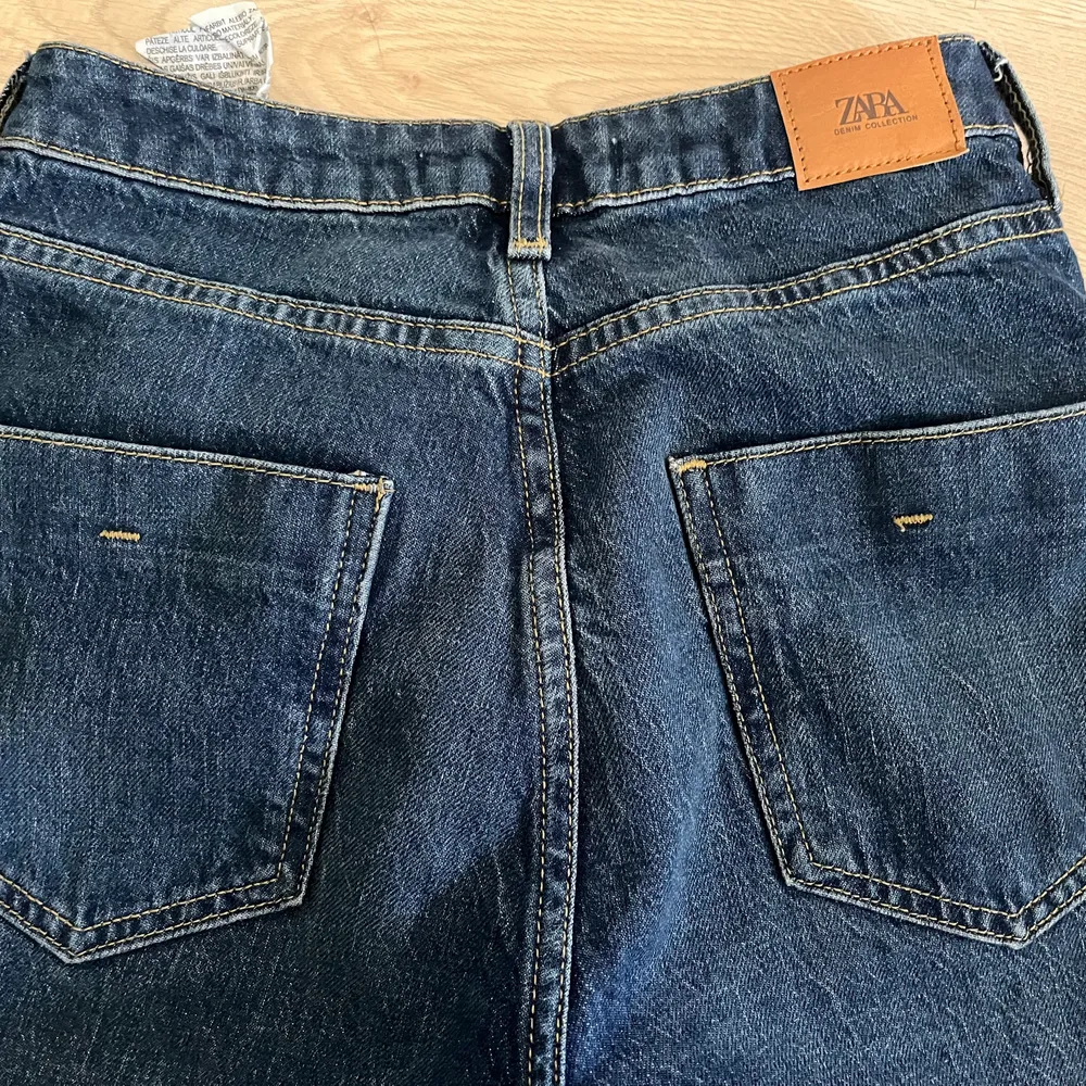 Mörkblå jeans med slits från Zara i storlek 34. Är 172 cm och är perfekta i längd på mig. Aldrig använda.. Jeans & Byxor.