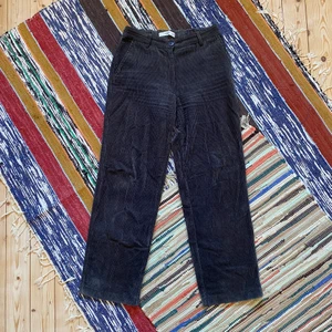 Baggy Vintage Manchesterbyxor - Ett par ursnygga gråbruna manchesterbyxor i storlek M. Uppskattar storleken till 30/32. Stretch i midjan är det också!! Annars i fint skick. Frakten är spårbar med PostNord 🙌