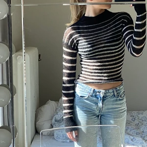 Weekday tröja - En tunn stickad weekday tröja i ull. Den har inte kommit till användning så den är i mycket bra skick😁står ej för frakt💕