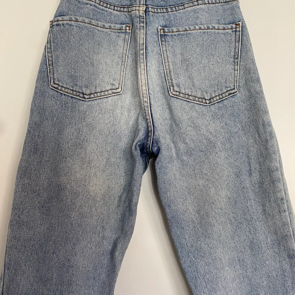 Ett par ljusblåa jeans från Chiquelle i storlek 34. Använda några gånger men i utmärkt skick. . Jeans & Byxor.