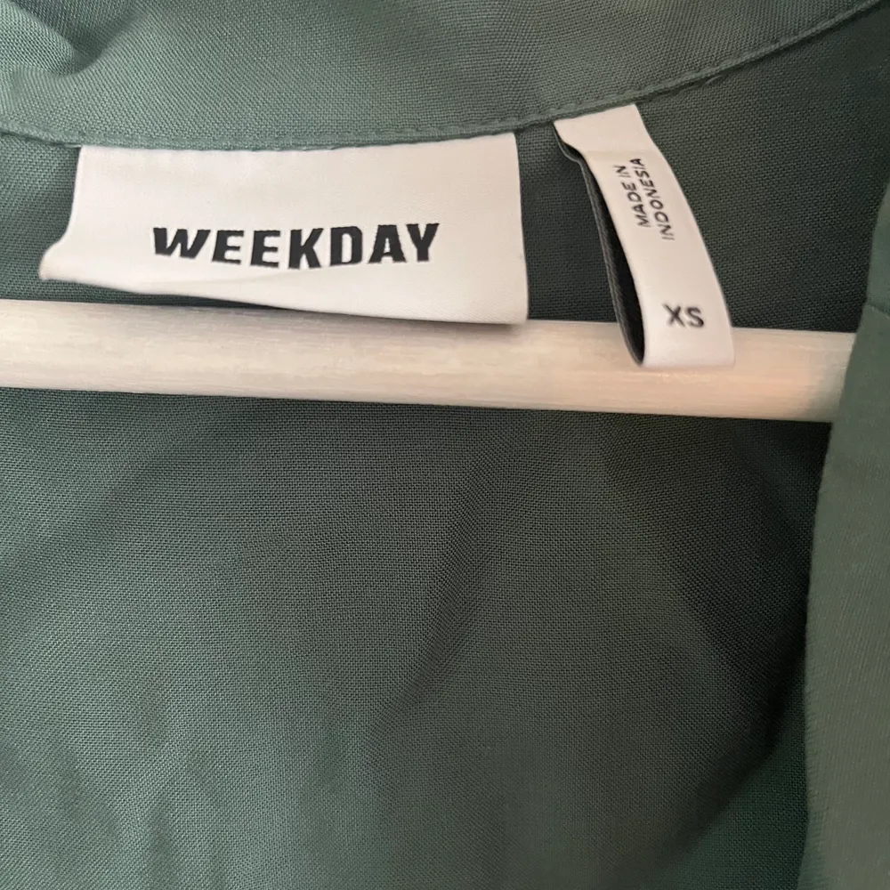 Grön kort skjorta från weekday i strl xs. Knappt använd. . Skjortor.