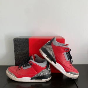 Nike air Jordan retro SE red cement - Condition 7/10 , box medföljer. Trade mot andra skor eller köpa. Priset kan diskuteras vid snabbaffär.