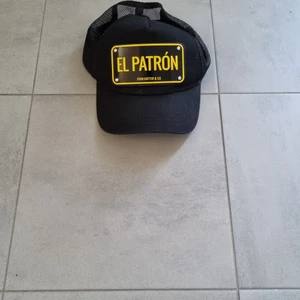 John Hatter & CO El Patrón keps - Säljer nu min keps kostar 995 i ny pris mitt pris 500 eller högstbjudande. Den är så gått som ny.           Kan även gå ner i pris ifall du kommer med ett bra pris köperna står för frakt.
