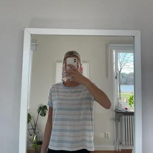 Randig tröja - Randig tröja i pastellfärger från Bikbok i strl S! Säljs för 50kr + frakt🤍