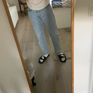 Ljusblå jeans från weekday - Färg: ljusblå, storlek: W28 L32, bra skick, de sitter inte tajt men är inte häller särskilt vida, gylfen har knappstängning