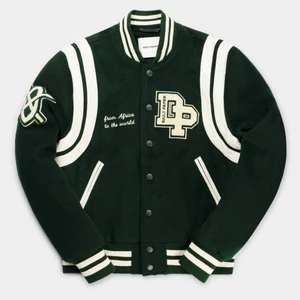 Varsity jacka  - Daily Paper hobe varsity jacket. Grön. Strl Xl. Lite tjockare modell, använde den halva vintern utan några problem. Fint skick. Nypris 3499kr. Mitt pris 2000kr. Kan mötas i Örebro, vid frakt står köparen för frakten.