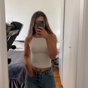 enkelt vitt line - Jättefint vitt linne bra skick. Köparen står för frakten💕